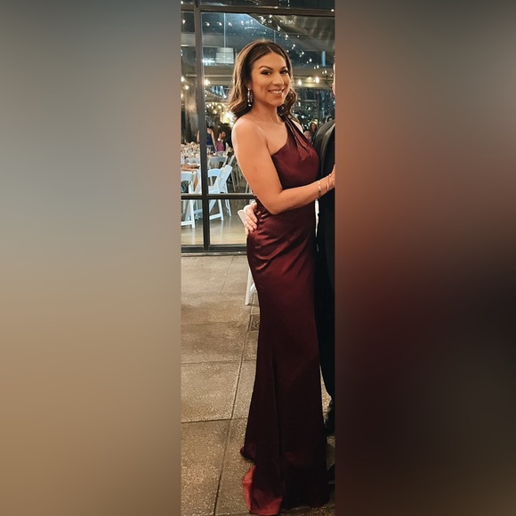 Lulus Burgundy “On The Guestlist” dress - Picture 2 of 2